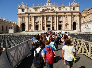 In coda per entrare nella basilica