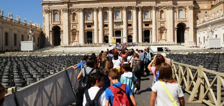 In coda per entrare nella basilica